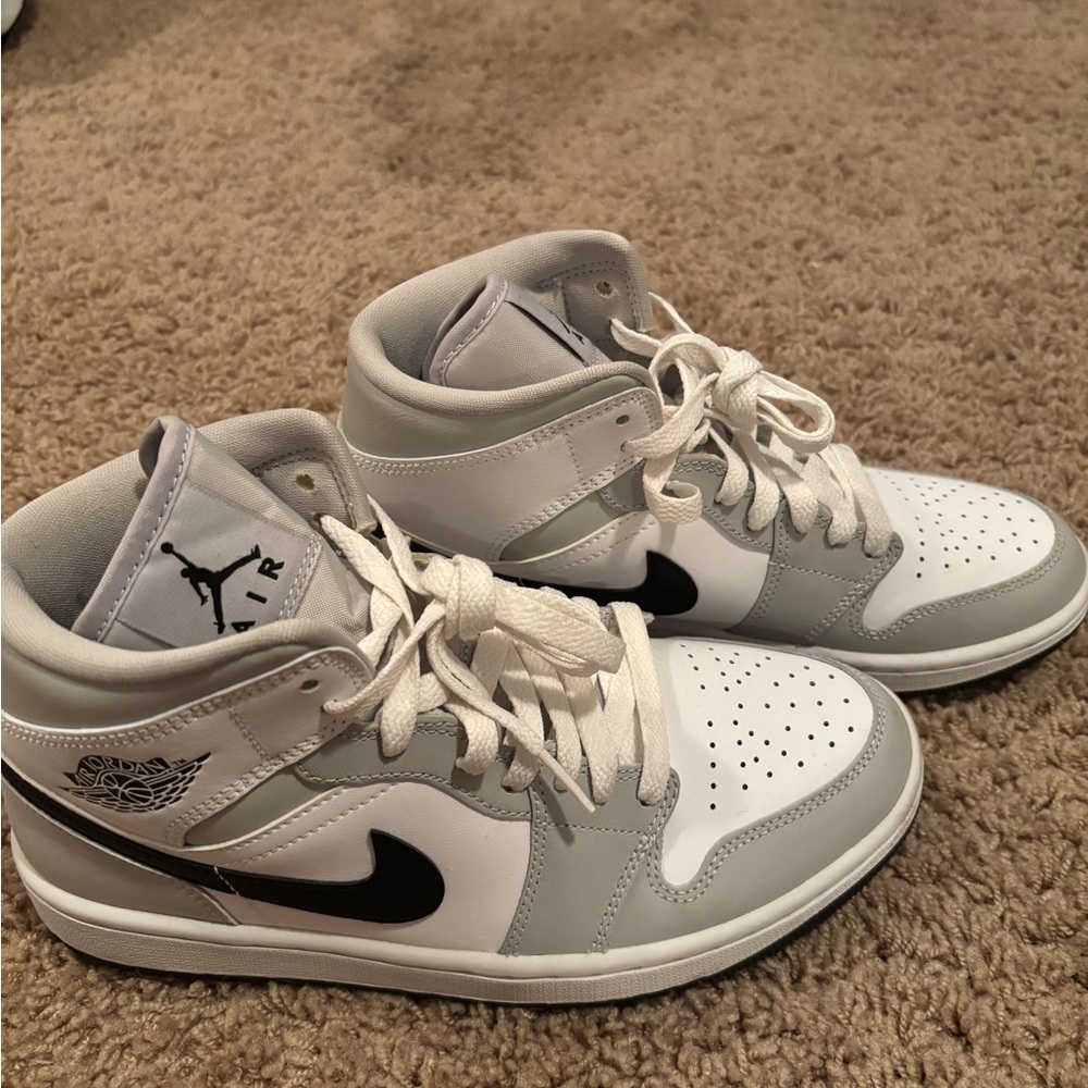 Women’s Air Jordan Mid’s. Grey. 7.5